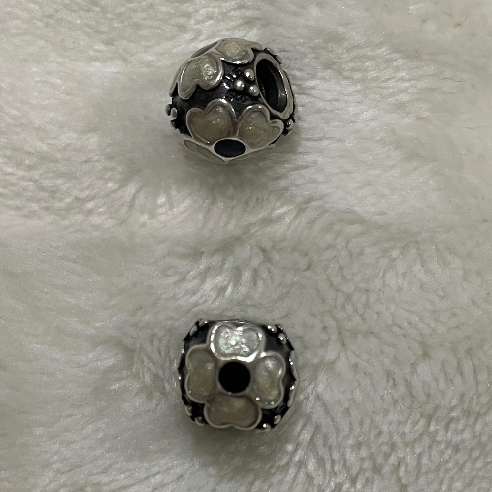 AUTHENTIC PANDORA  ENAMEL DAISY FLOWER SILVER